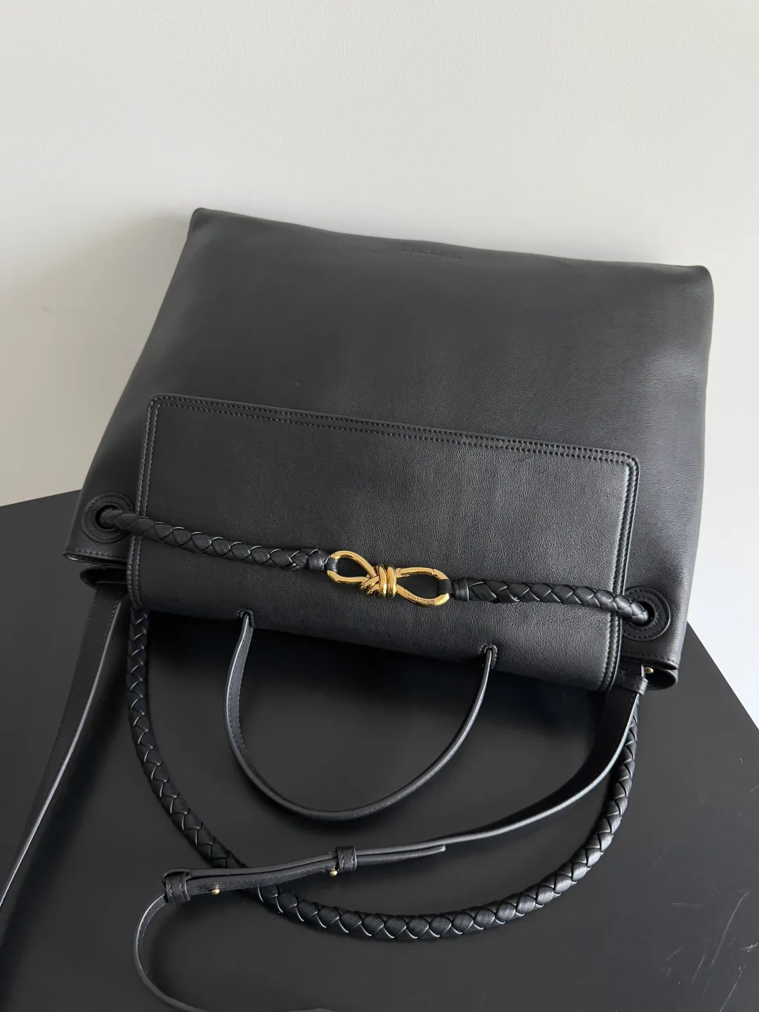 Batch 3160 BottegaVeneta Latest Ciao Ciao Bag Silky cowhide two-way flap handbag with signature twist detail, hidden hook closure, flap can be fastened to the front or attached to the INTRECCIATO woven internal pocket, comes with an adjustable and removable crossbody strap, internal compartment, and also features a zippered pocket. The surprise flap has various shapes. Style 1 - Cover the bag surface, exposing the knot and knot decoration. Style 2 - Place the flap inside the bag. A buckle is also designed. Style 3 - The U-shaped position of the top handle in the hand bag. Style No.: 826195 Size: 42*32*15cm